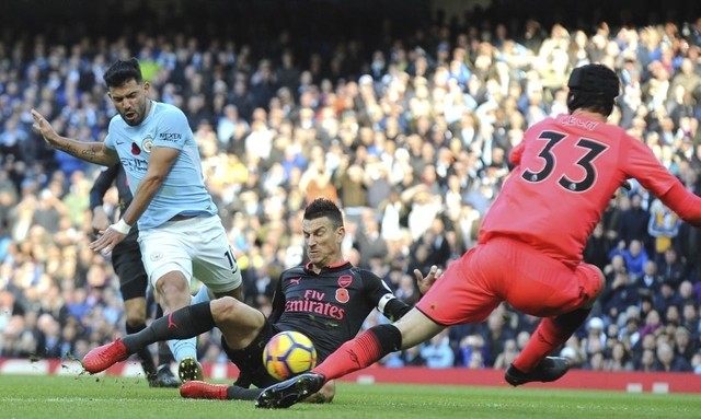  阿森纳零封曼城登顶积分榜首  