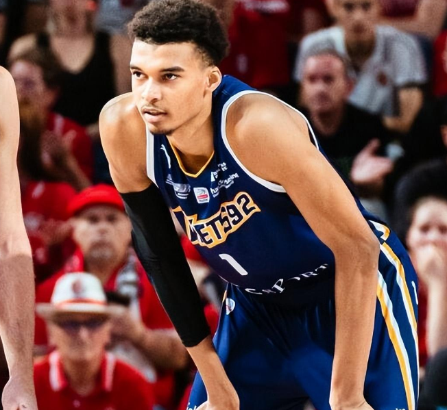  文班亚马25+10+5，马刺爆冷击败尼克斯  