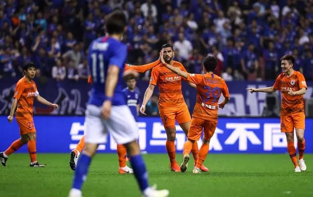  亚特兰大定位球战术奏效，高空轰炸击溃防线  